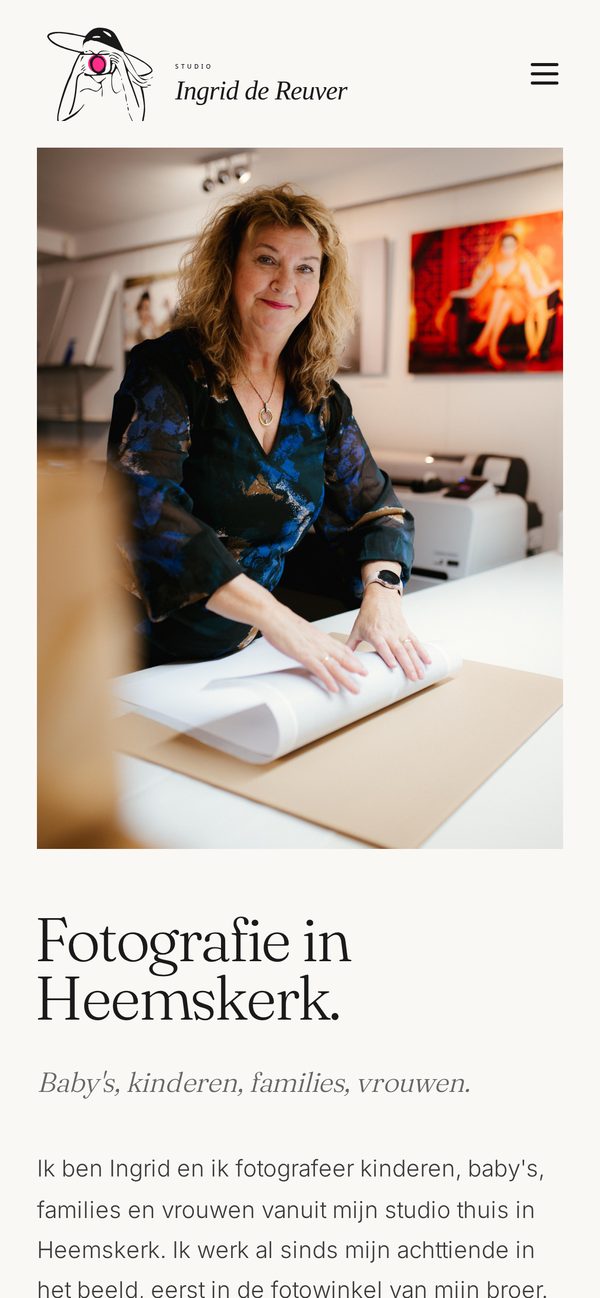 Dezelfde homepage op telefoon, waar de meeste bezoekers hem zien.